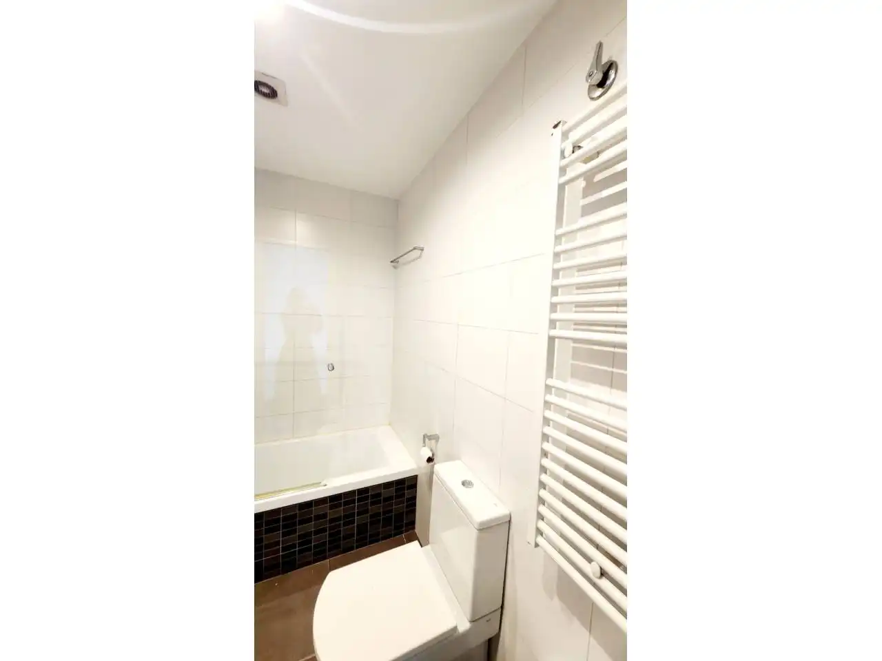 Badezimmer von Einfamilien-Reihenhaus zum Verkauf in Sabadell mit Klimaanlage, Heizung und Terrasse