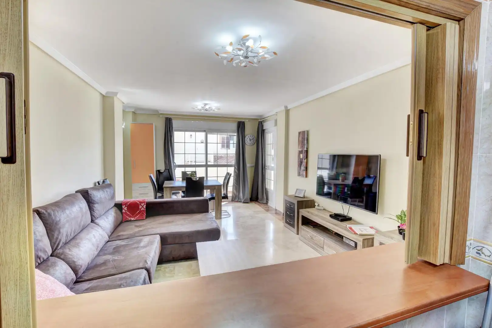 Sala d'estar de Apartament en venda en Benalmádena amb Aire condicionat, Terrassa i Piscina comunitària