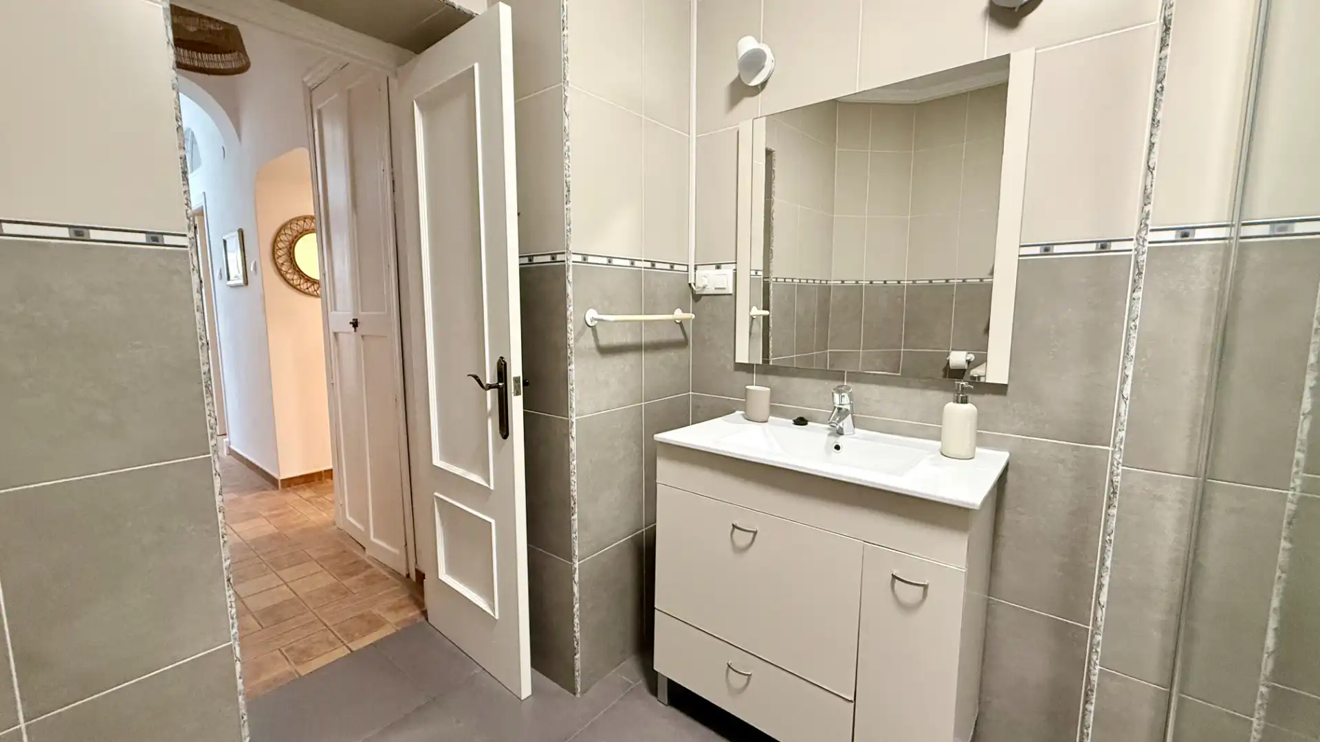 Baño de Piso de alquiler en Cádiz con Amueblado, Horno y Lavadora