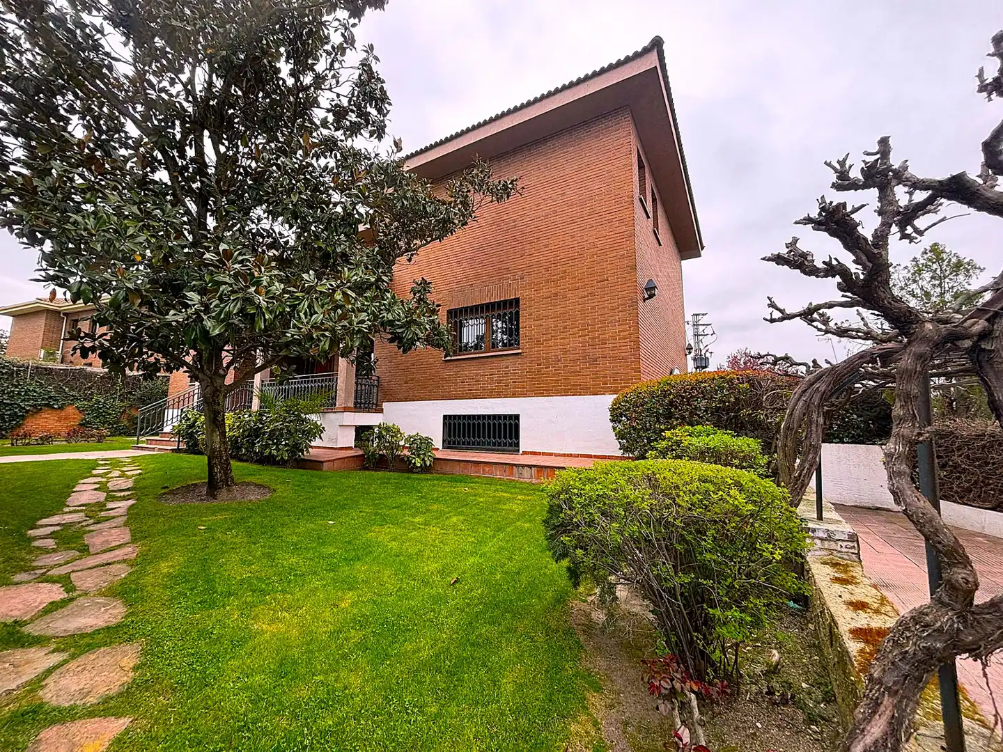 Vista exterior de Casa o xalet en venda en Pozuelo de Alarcón amb Aire condicionat, Calefacció i Jardí privat