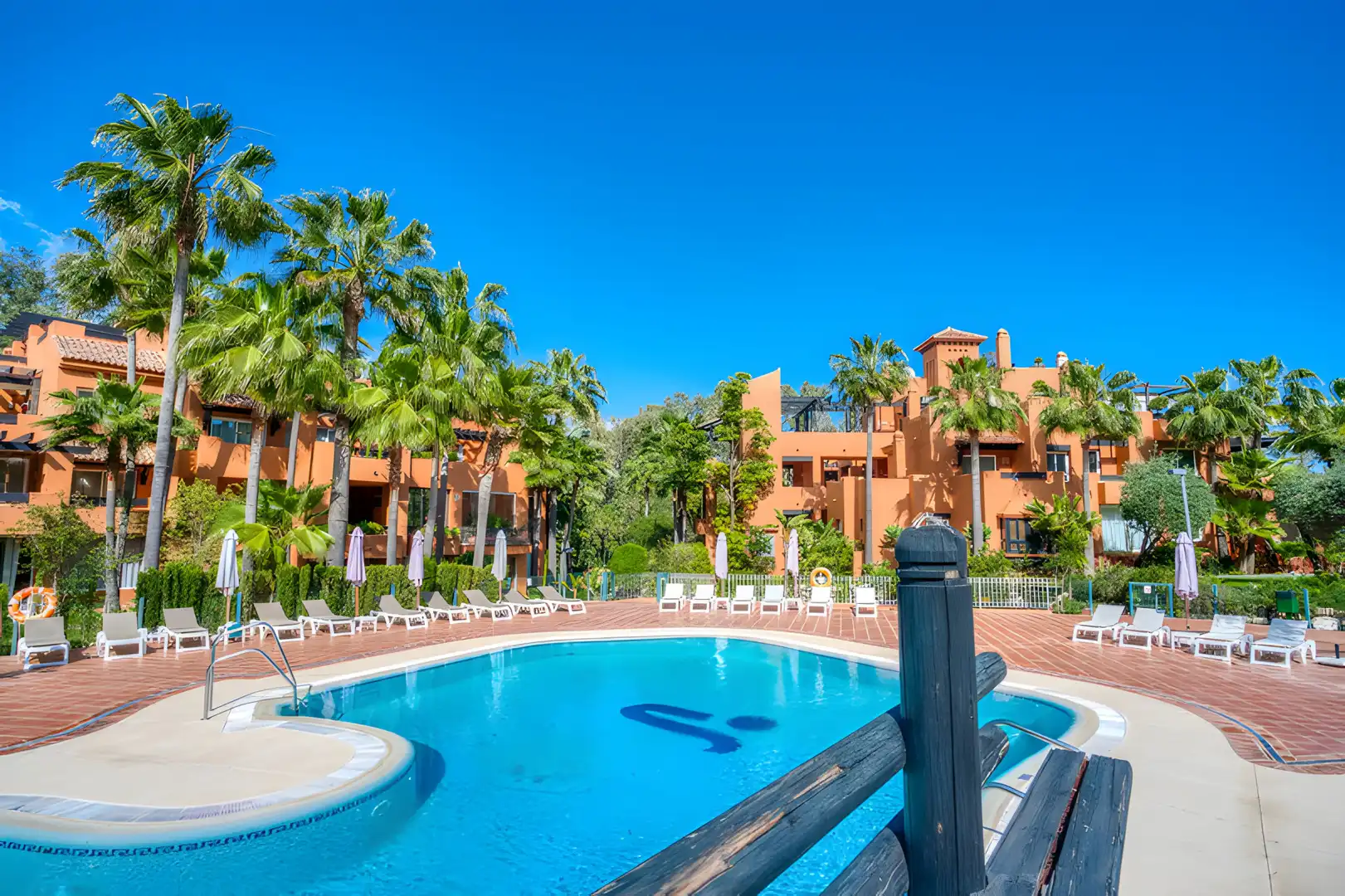 Vista exterior de Planta baixa en venda en Marbella amb Aire condicionat, Terrassa i Piscina