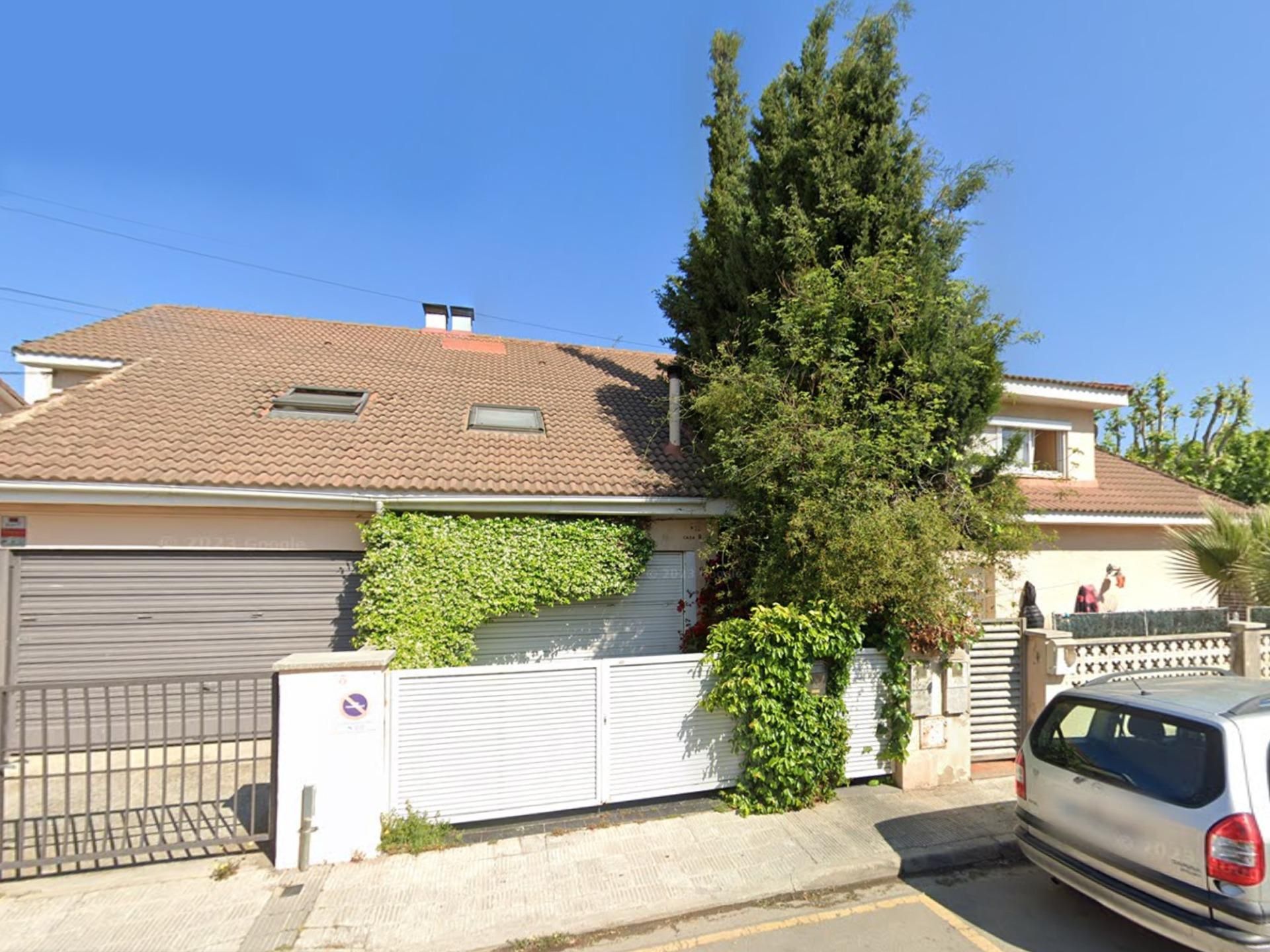 Vista exterior de Casa o xalet en venda en Santa Perpètua de Mogoda amb Calefacció, Jardí privat i Terrassa