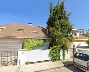 Vista exterior de Casa o xalet en venda en Santa Perpètua de Mogoda amb Terrassa