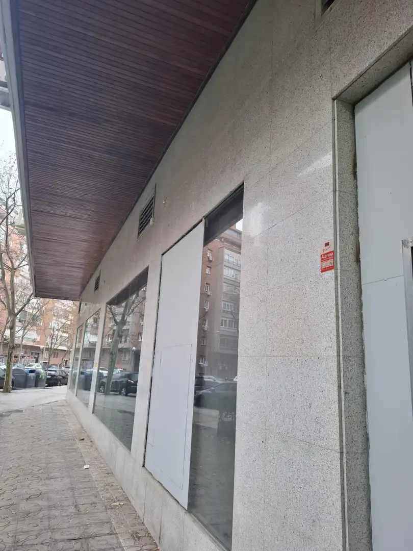Gewerbefläche zum Verkauf in Calle Mauricio Legendre. 4-5, imagen 2