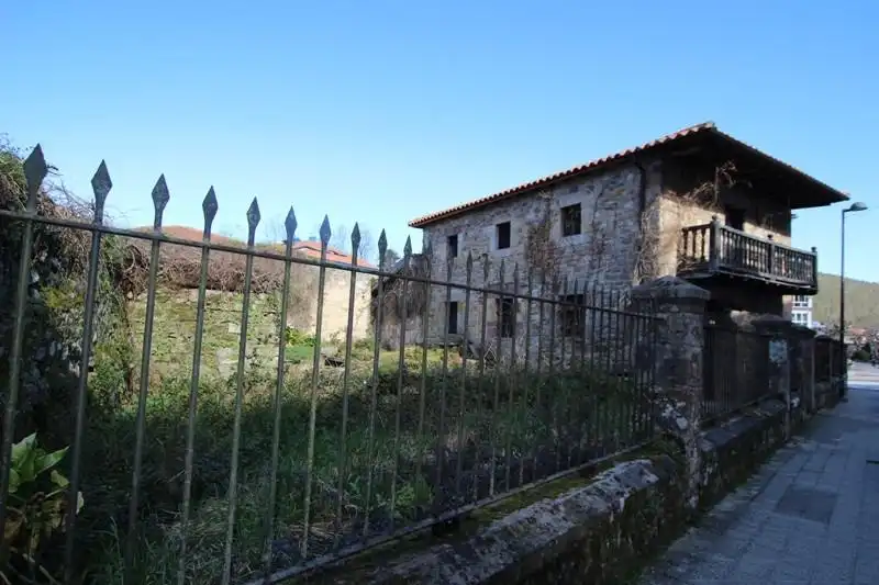 Vista exterior de Casa o xalet en venda en Cabezón de la Sal amb Jardí privat i Terrassa