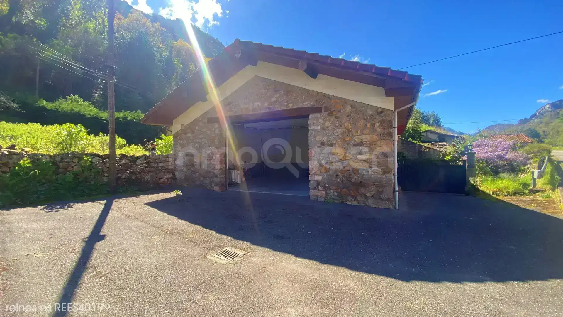 Aparcament de Casa o xalet en venda en Santo Adriano amb Calefacció, Jardí privat i Terrassa