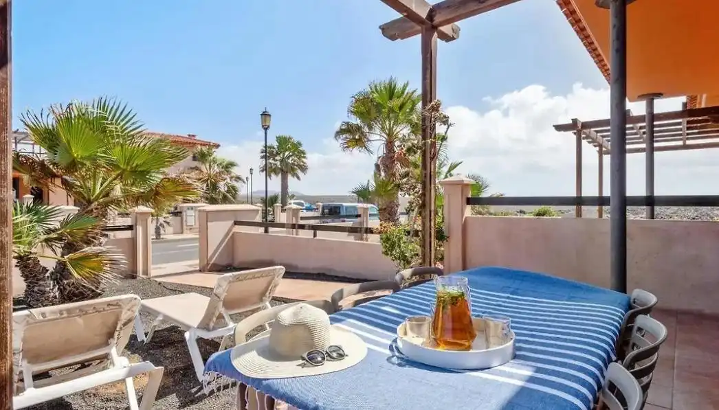 Terrasse von Einfamilien-Reihenhaus zum Verkauf in La Oliva mit Klimaanlage, Privatgarten und Terrasse