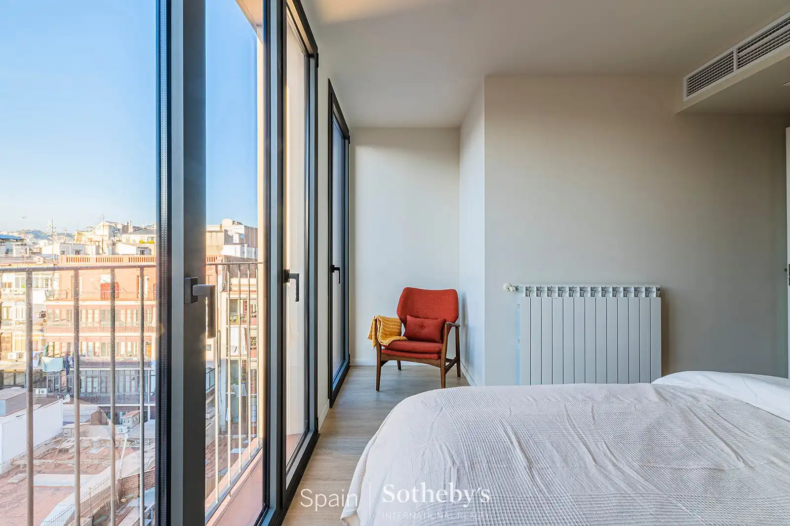 Schlafzimmer von Maisonette zum Verkauf in Barcelona mit Klimaanlage und Heizung