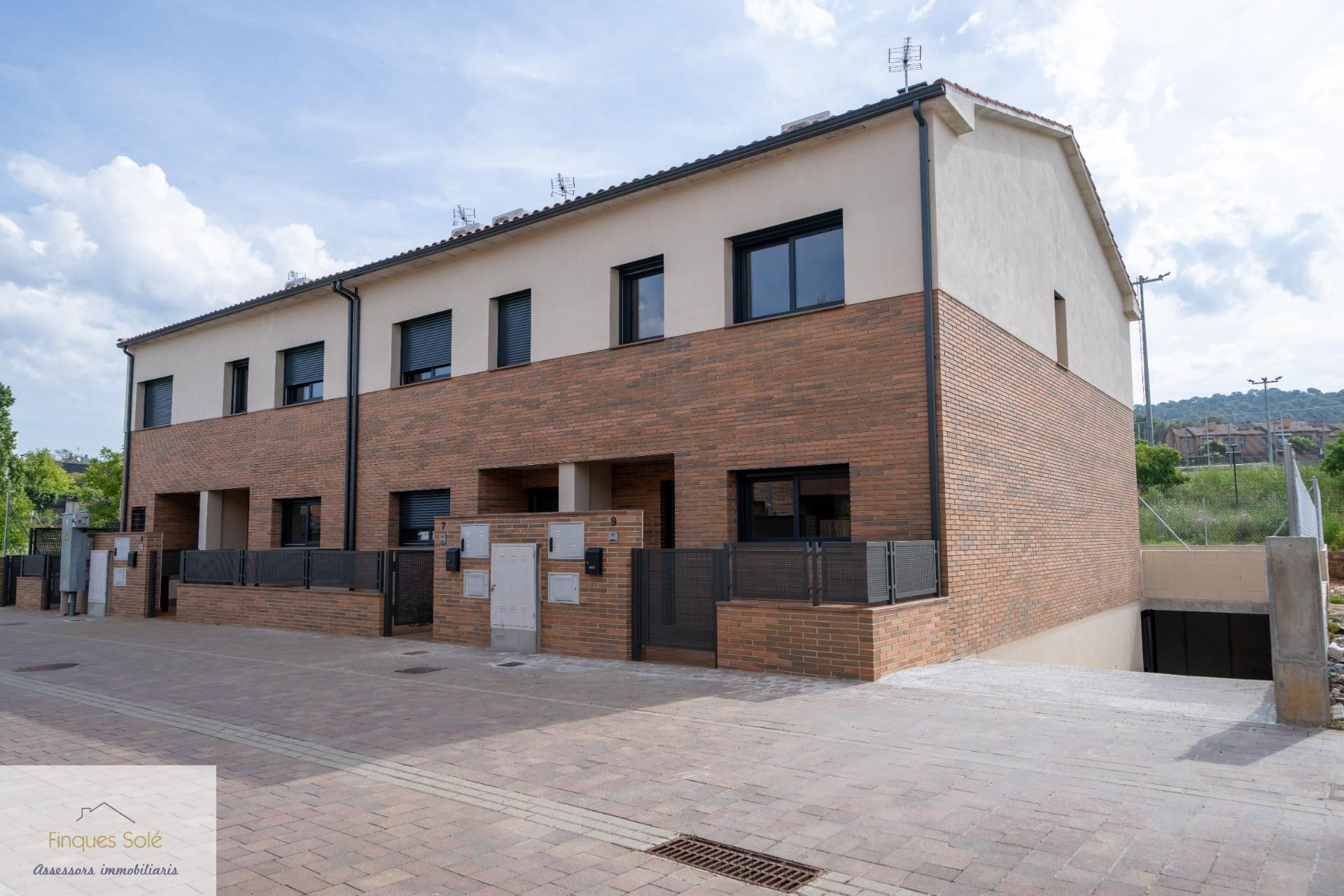 Vista exterior de Casa adosada en venda en La Roca del Vallès amb Calefacció