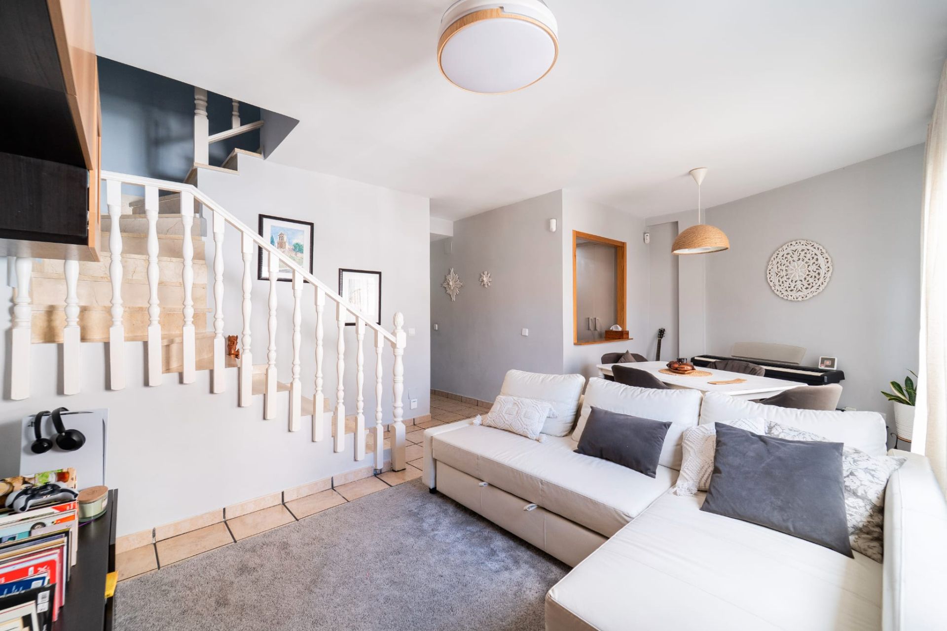 Sala d'estar de Pis en venda en Sevilla la Nueva amb Aire condicionat, Calefacció i Jardí privat