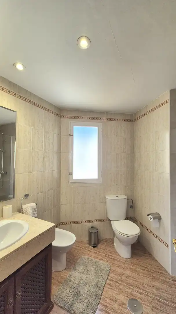 Baño de Ático de alquiler en Marbella con Aire acondicionado, Terraza y Trastero
