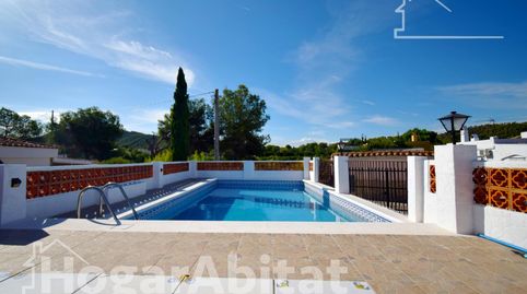 CHALET RÚSTICO CON PISCINA, GARAJE Y TERRAZA