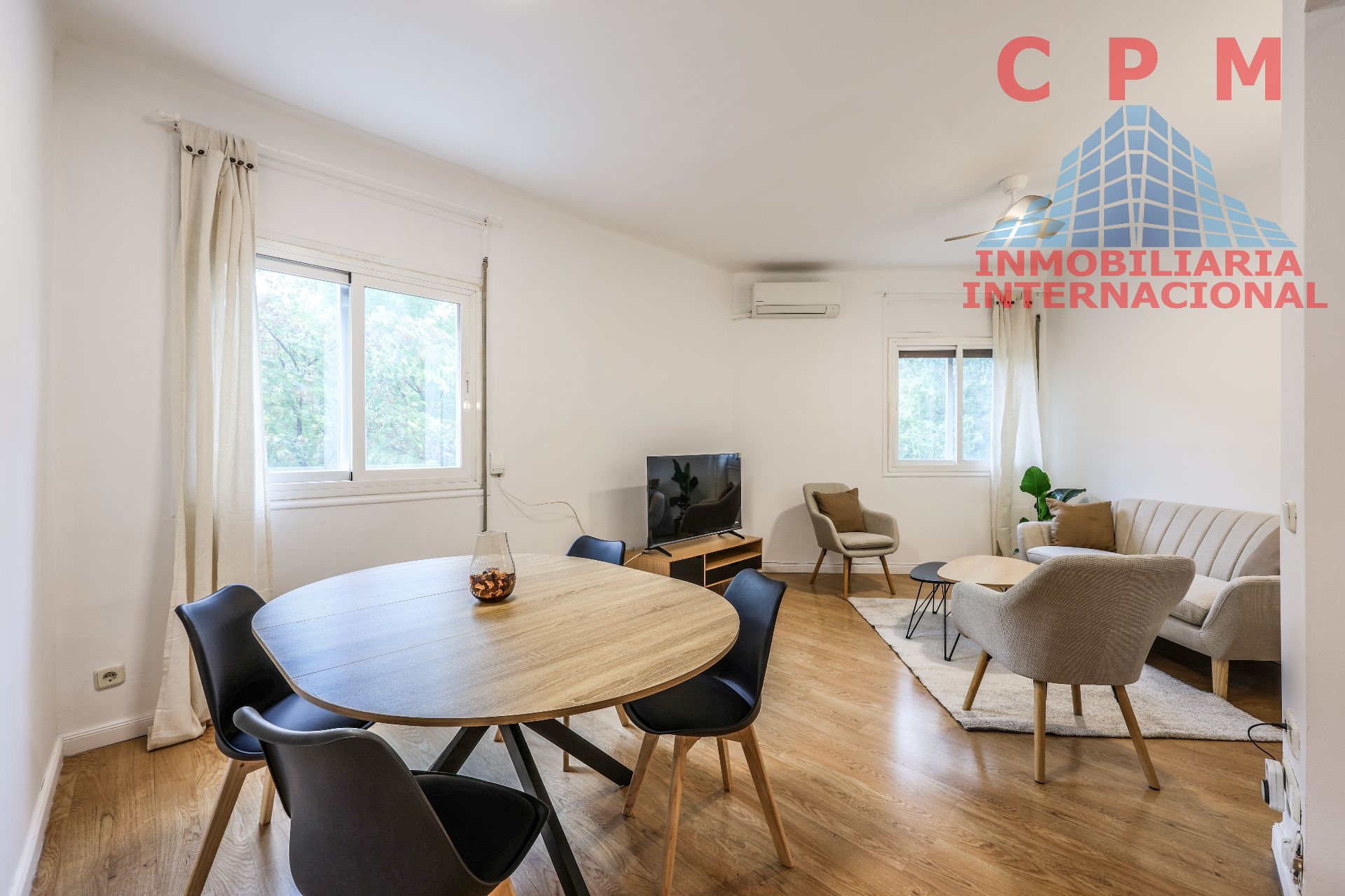 Living room of Flat to rent in  Madrid Capital  with Air Conditioner, Heating and Parquet flooring