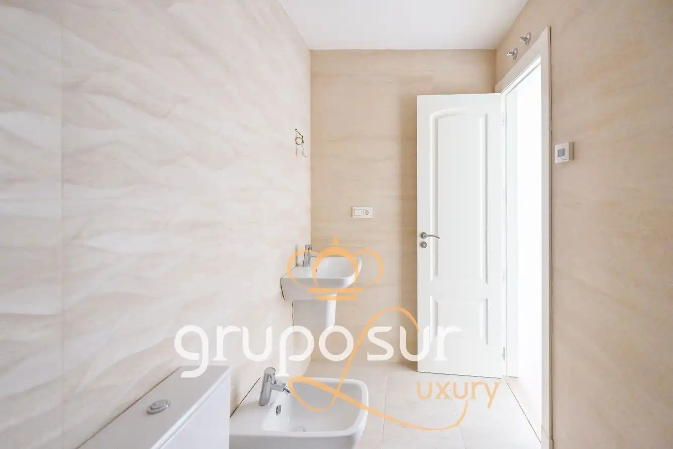 Baño de Ático en venta en Valladolid con Calefacción, Parquet y Trastero