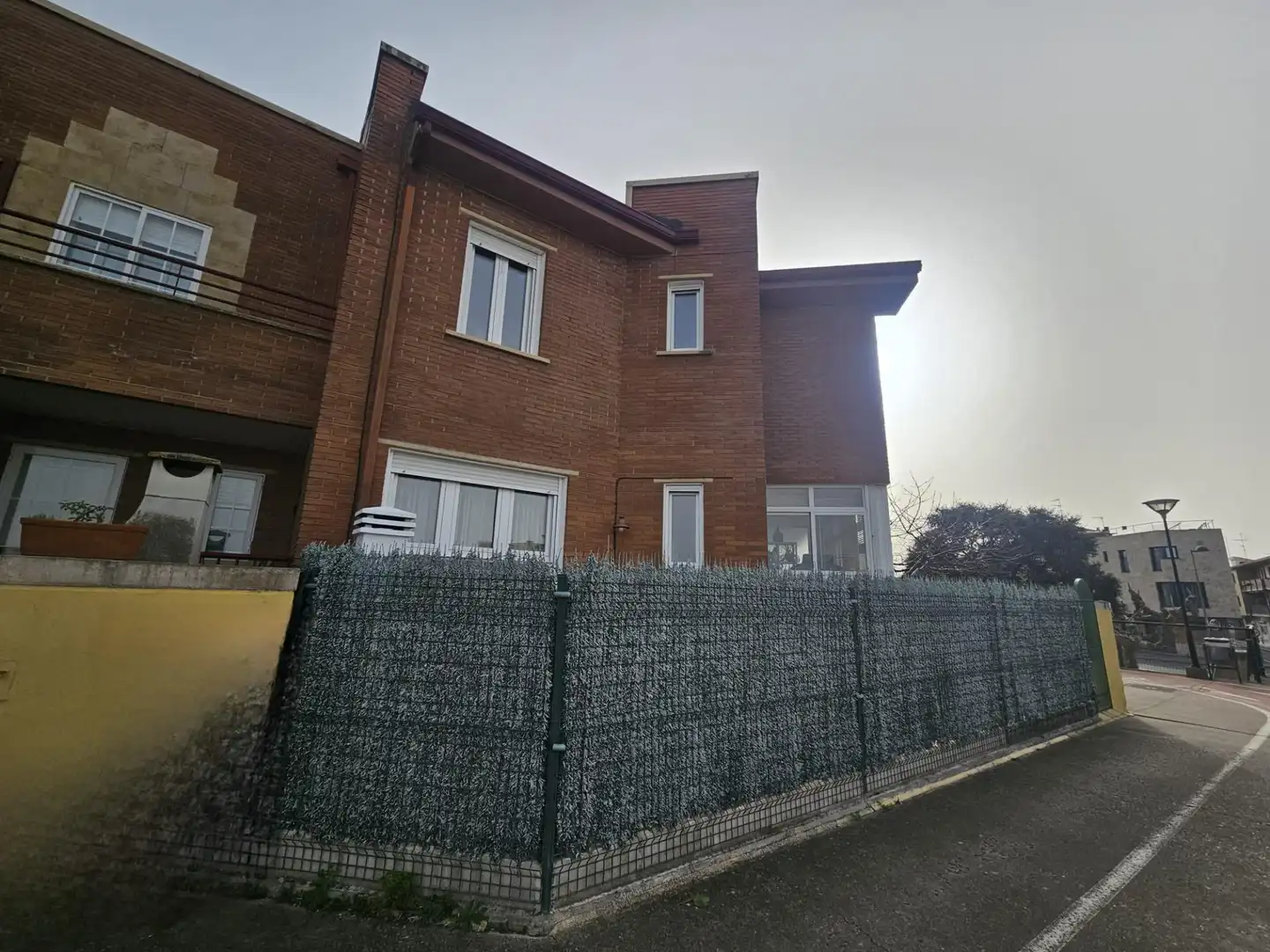 Vista exterior de Casa adosada en venda en Villamayor amb Calefacció, Parquet i Traster