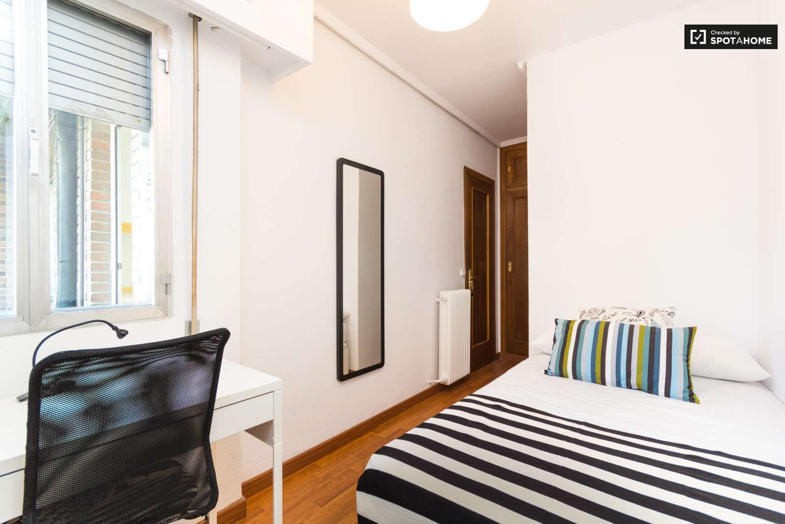 Bedroom of Flat to share in  Madrid Capital  with Air Conditioner and Terrace