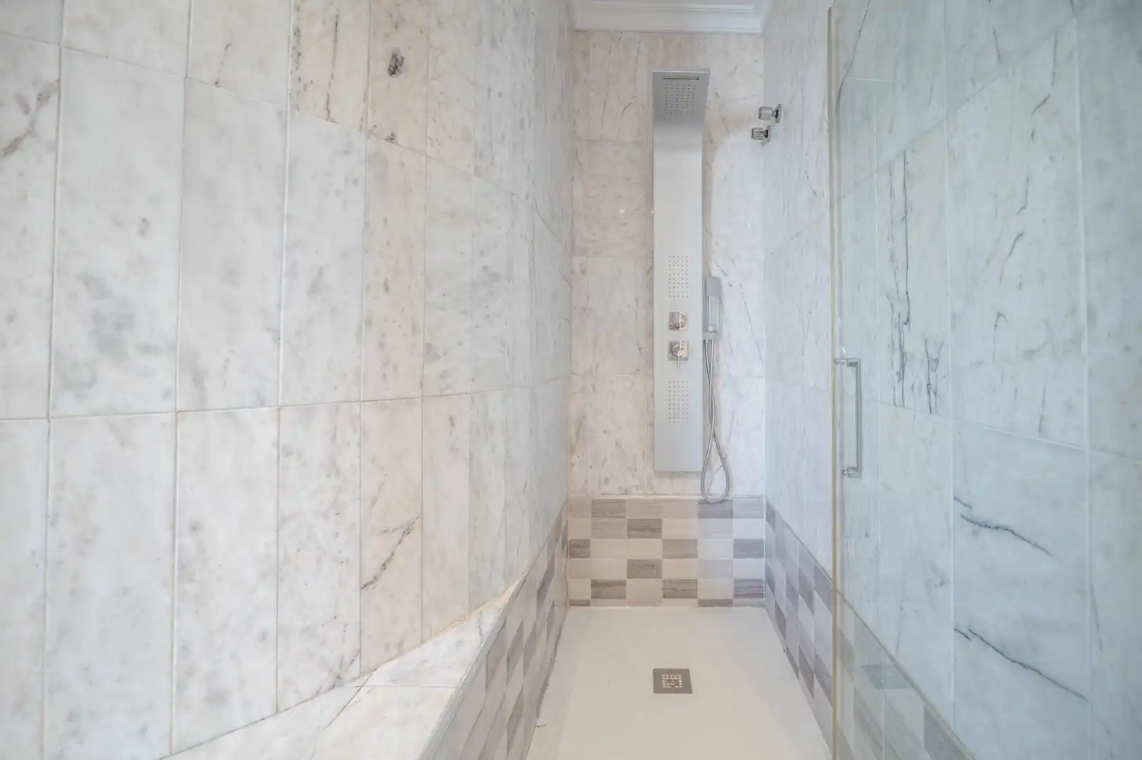Badezimmer von Dachboden zum Verkauf in Maracena