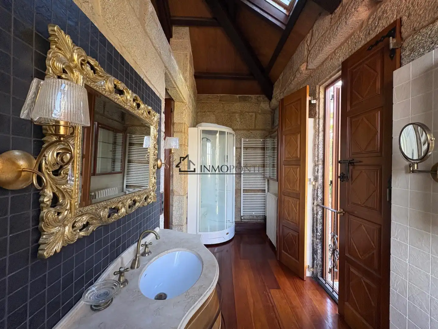 Bany de Casa o xalet en venda en Pontevedra Capital  amb Jardí privat