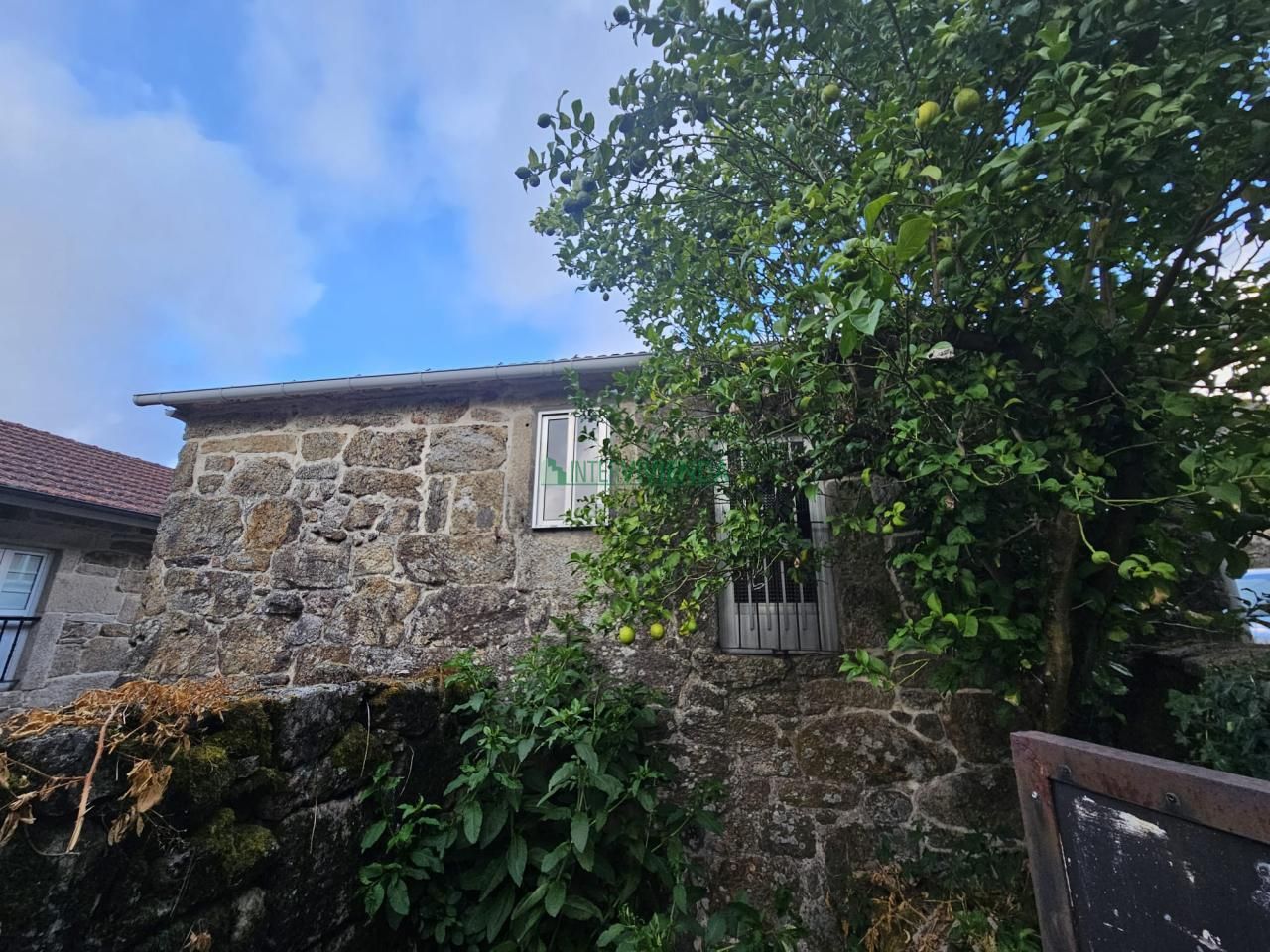 Vista exterior de Casa o xalet en venda en Covelo amb Jardí privat i Moblat