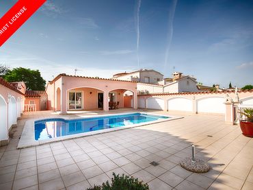 House with pool for sale in Carrer Noguera