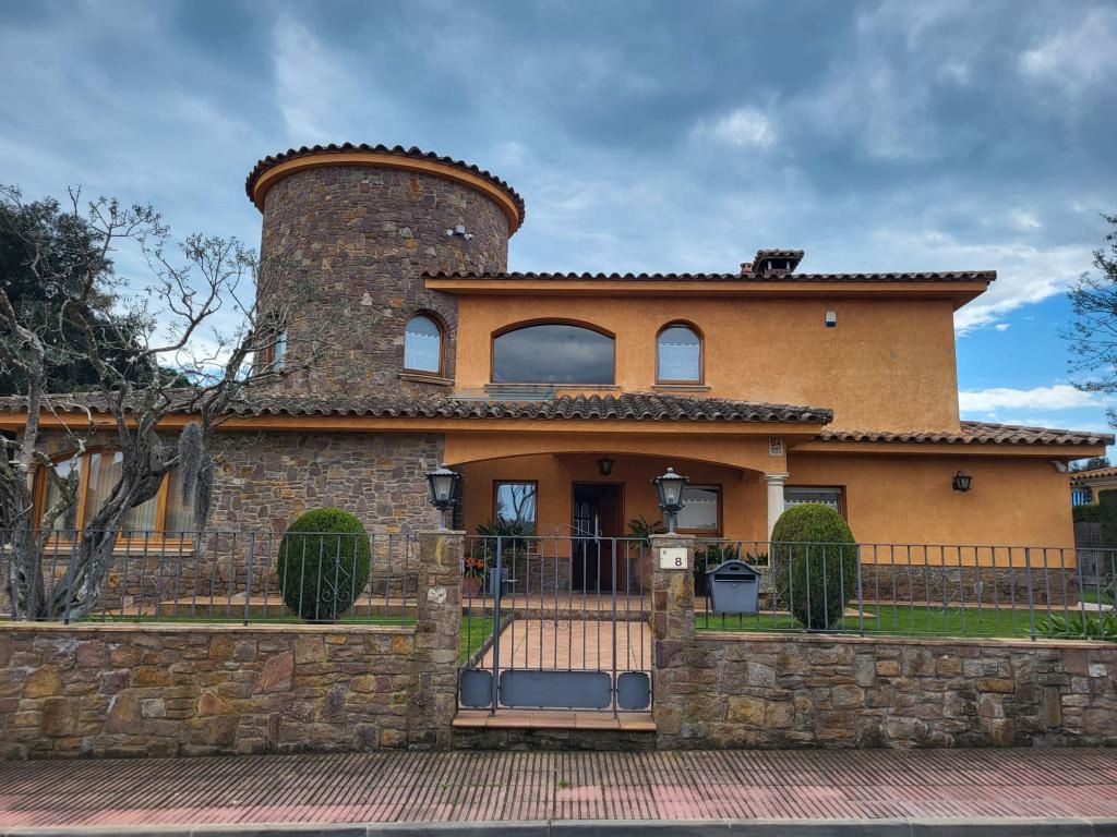 Vista exterior de Casa o xalet en venda en Mont-ras amb Aire condicionat, Calefacció i Jardí privat