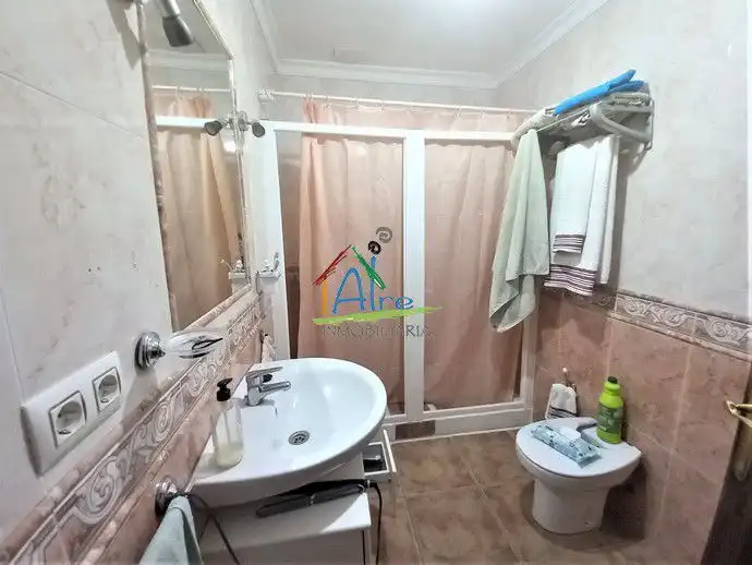 Badezimmer von Einfamilien-Reihenhaus zum Verkauf in Almonte mit Klimaanlage, Terrasse und Abstellraum