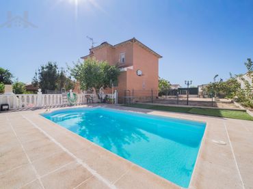 Xalet amb piscina en venda a Villamantilla