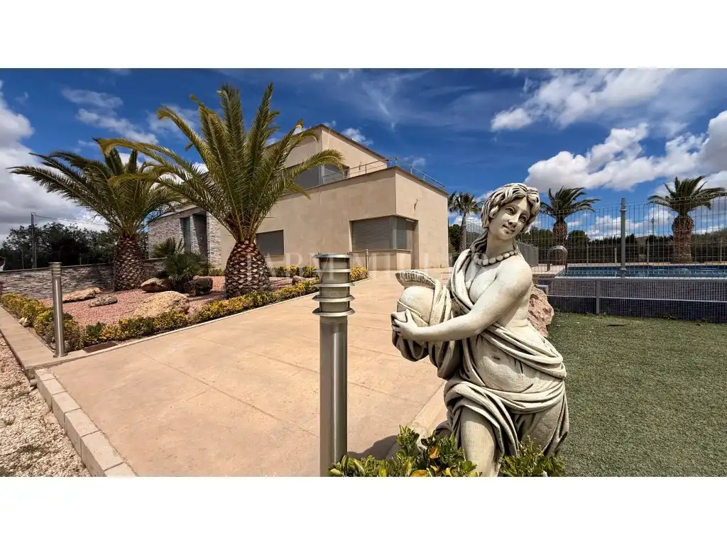 Vista exterior de Casa o xalet en venda en Yecla amb Aire condicionat, Calefacció i Jardí privat