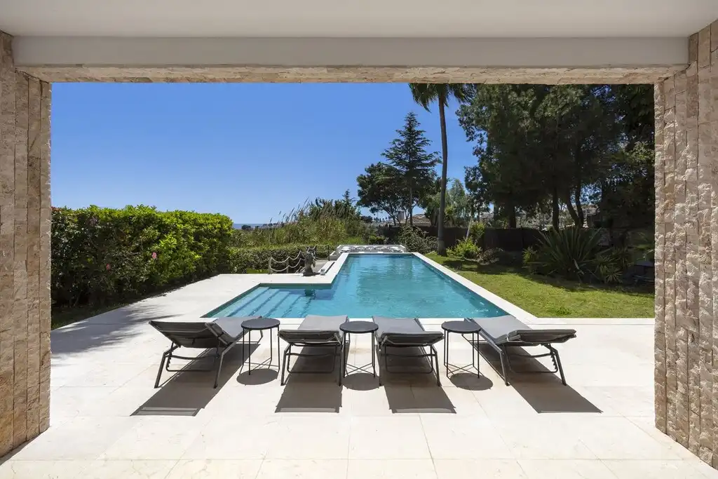 Detached house with pool for sale in Estepona Pueblo