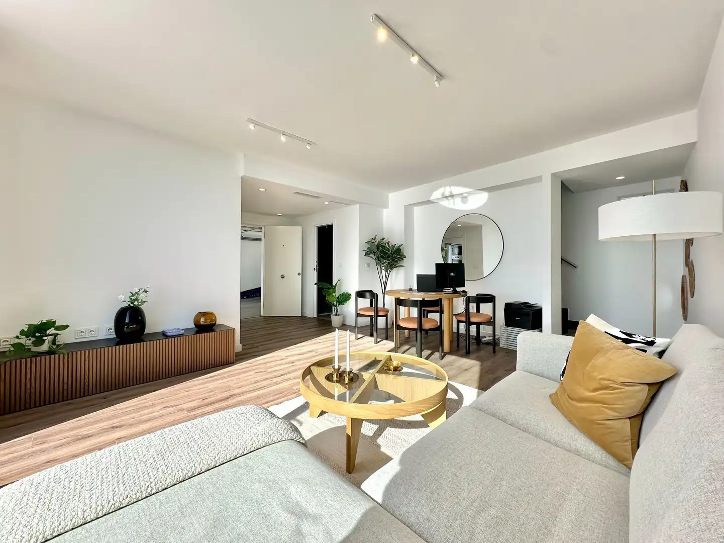 Wohnzimmer von Dachboden zum Verkauf in Almuñécar mit Klimaanlage, Terrasse und Schwimmbad