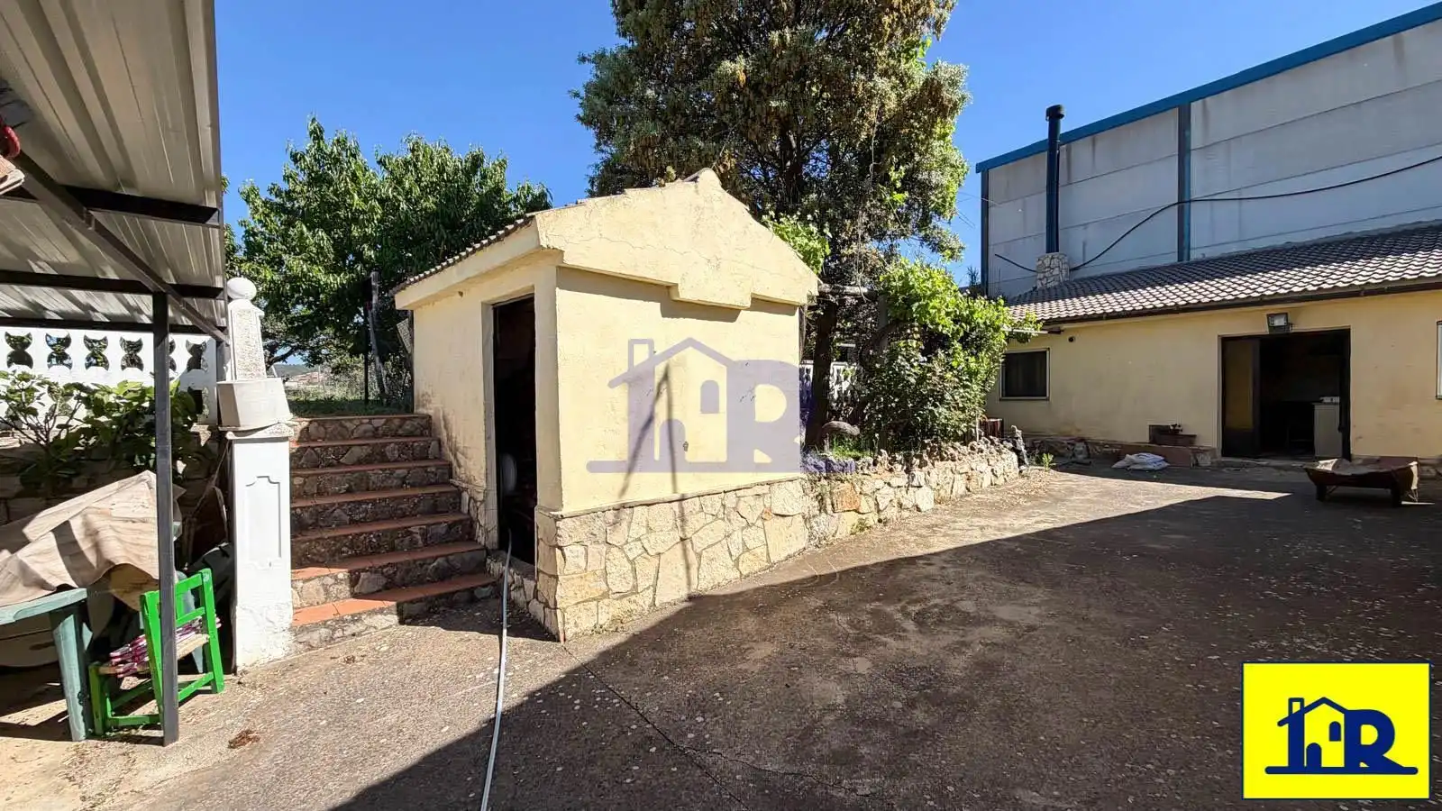 Vista exterior de Casa o xalet en venda en Cañada del Hoyo amb Calefacció, Terrassa i Traster