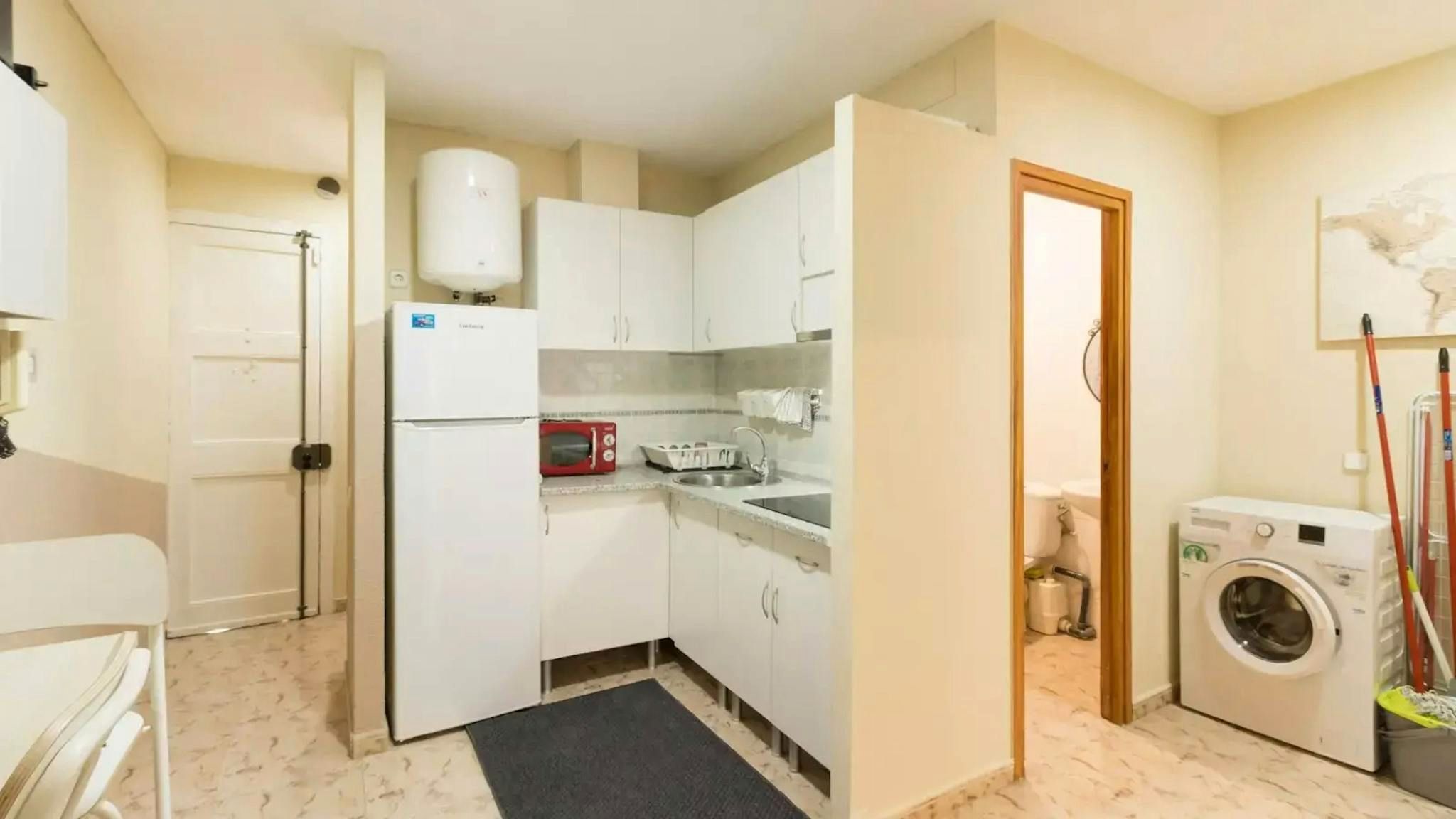 Kitchen of Flat to share in  Barcelona Capital  with Washing machine