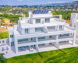 Vista exterior de Dúplex en venda en Sotogrande amb Aire condicionat, Calefacció i Jardí privat