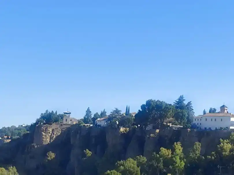 Vista exterior de Casa adosada en venda en Ronda amb Traster i Moblat