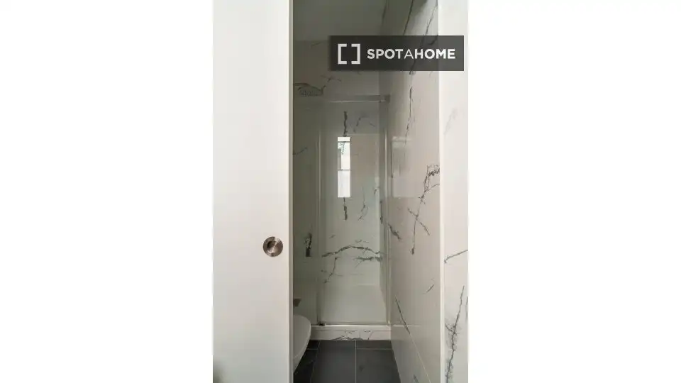 Bathroom of Flat for rent in Barcelona  with Air Conditioner, Heating and Furnished