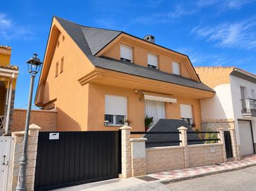 Casa bifamiliare con piscina in vendita a Calle Julio Romero 25