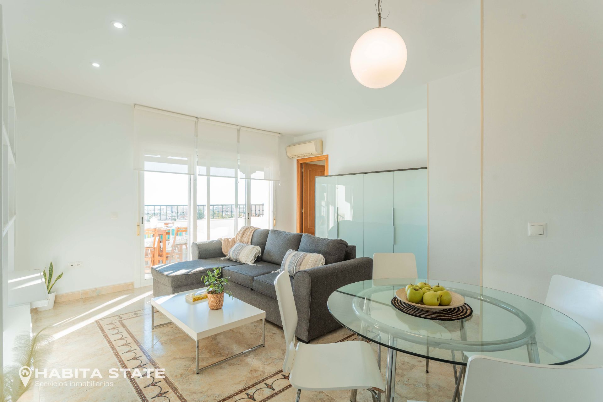 Sala d'estar de Apartament en venda en Roquetas de Mar amb Aire condicionat, Terrassa i Moblat