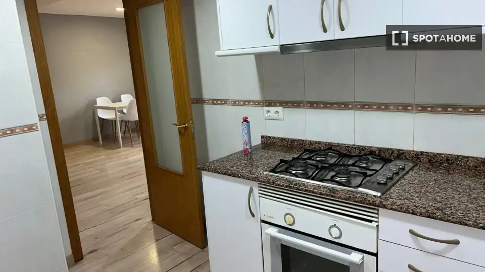 Cuina de Pis de lloguer en Valencia amb Aire condicionat, Calefacció i Moblat