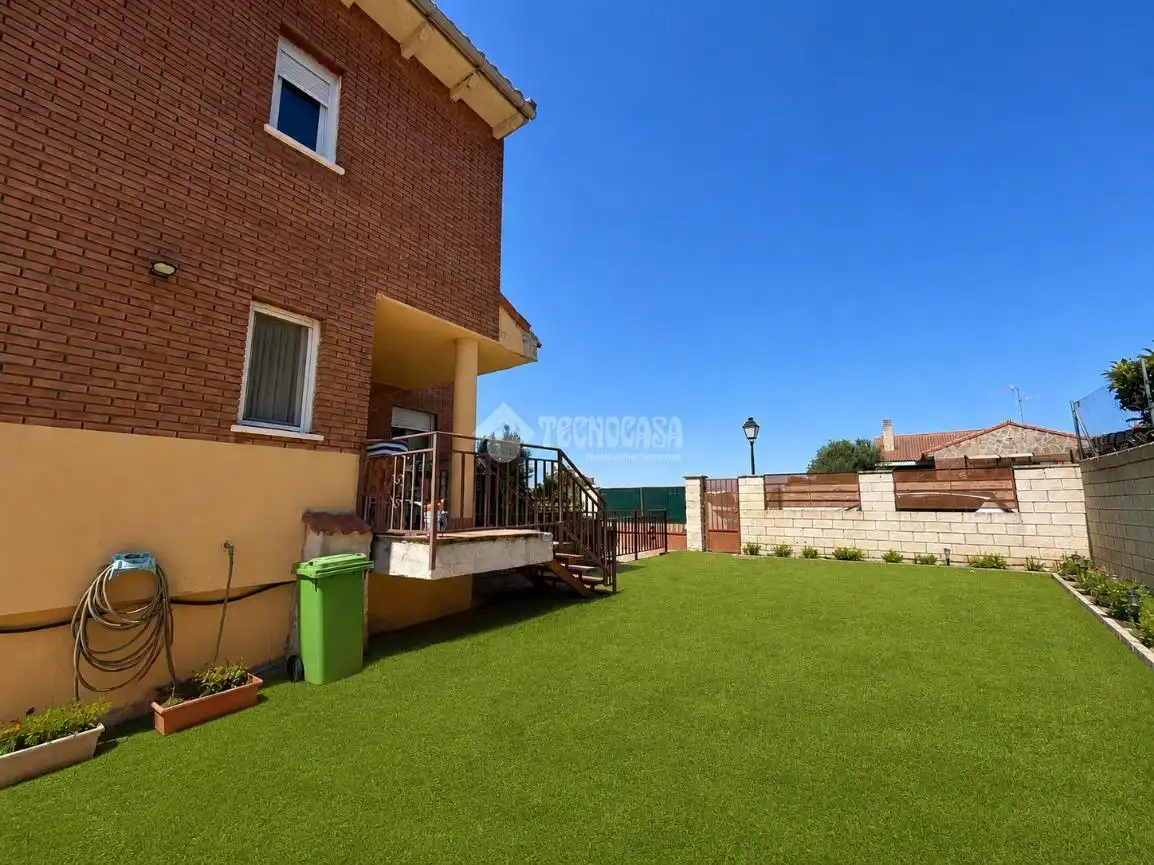 Jardín de Casa adosada en venta en Villanueva de la Torre con Jardín privado, Terraza y Balcón