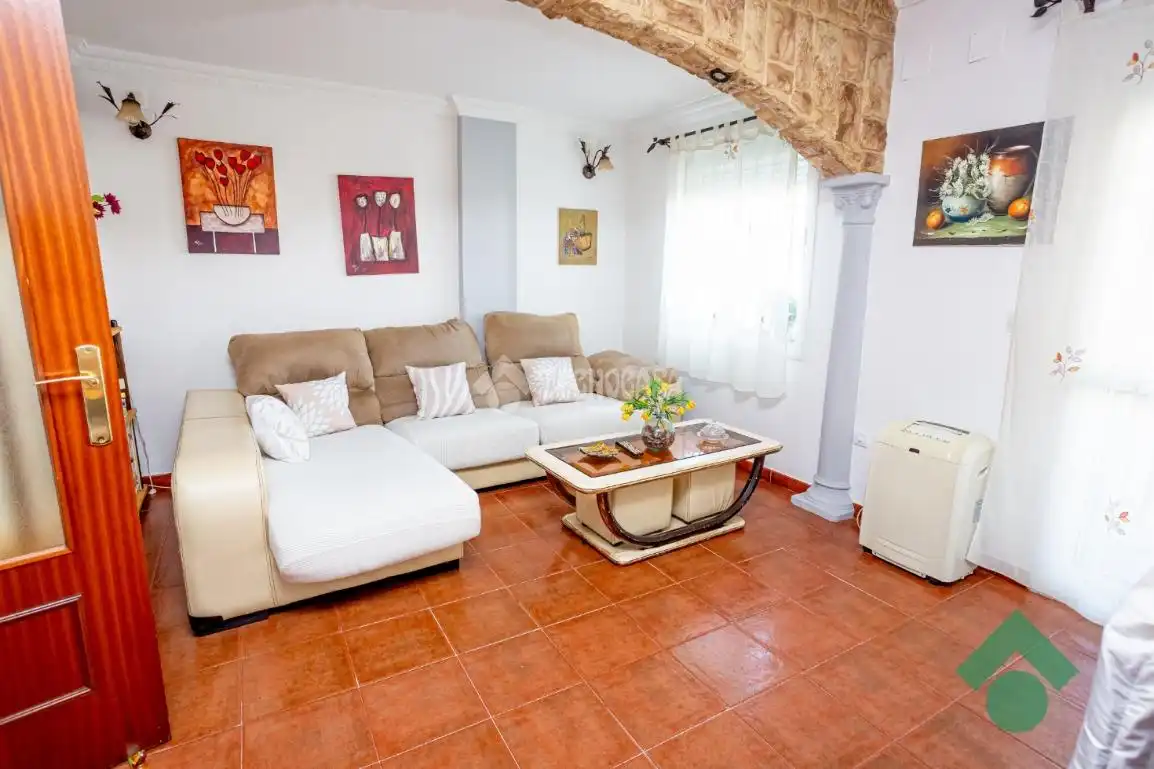 Sala d'estar de Casa adosada en venda en San Bernabé