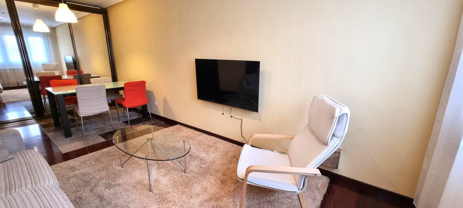 Sala d'estar de Pis de lloguer en Gijón  amb Calefacció, Parquet i Moblat