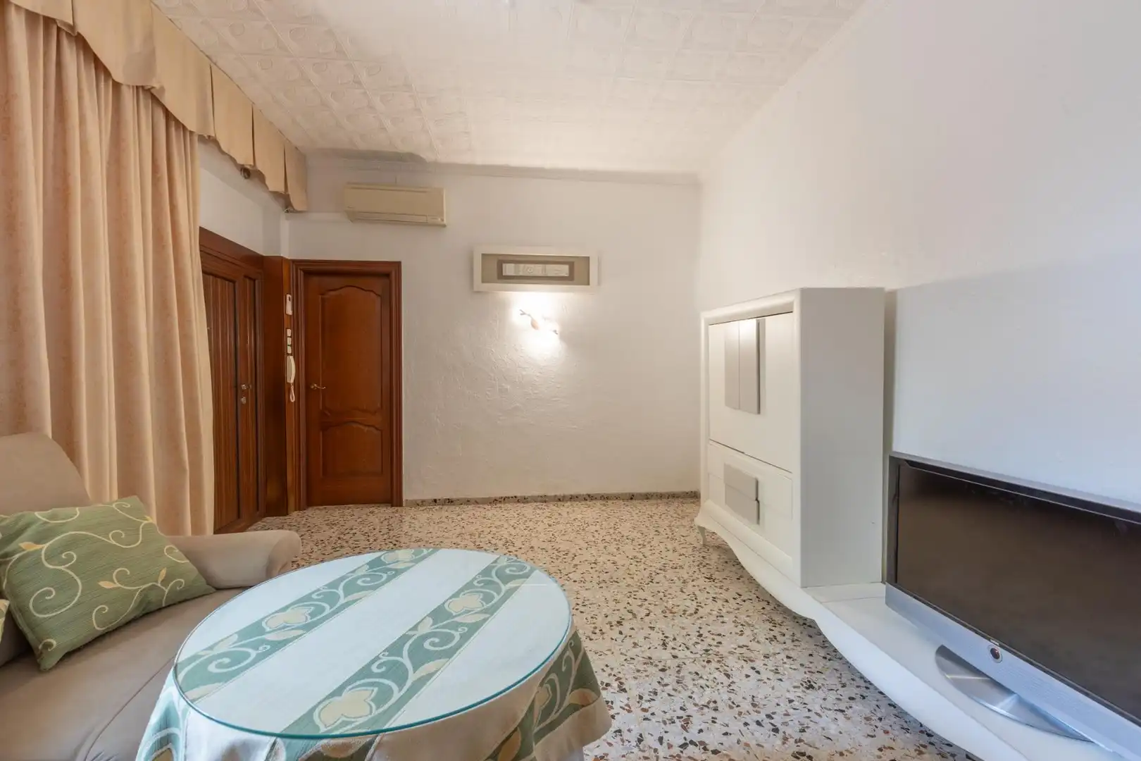 Living room of Flat for sale in Granada  with Air Conditioner, Heating and Storage room