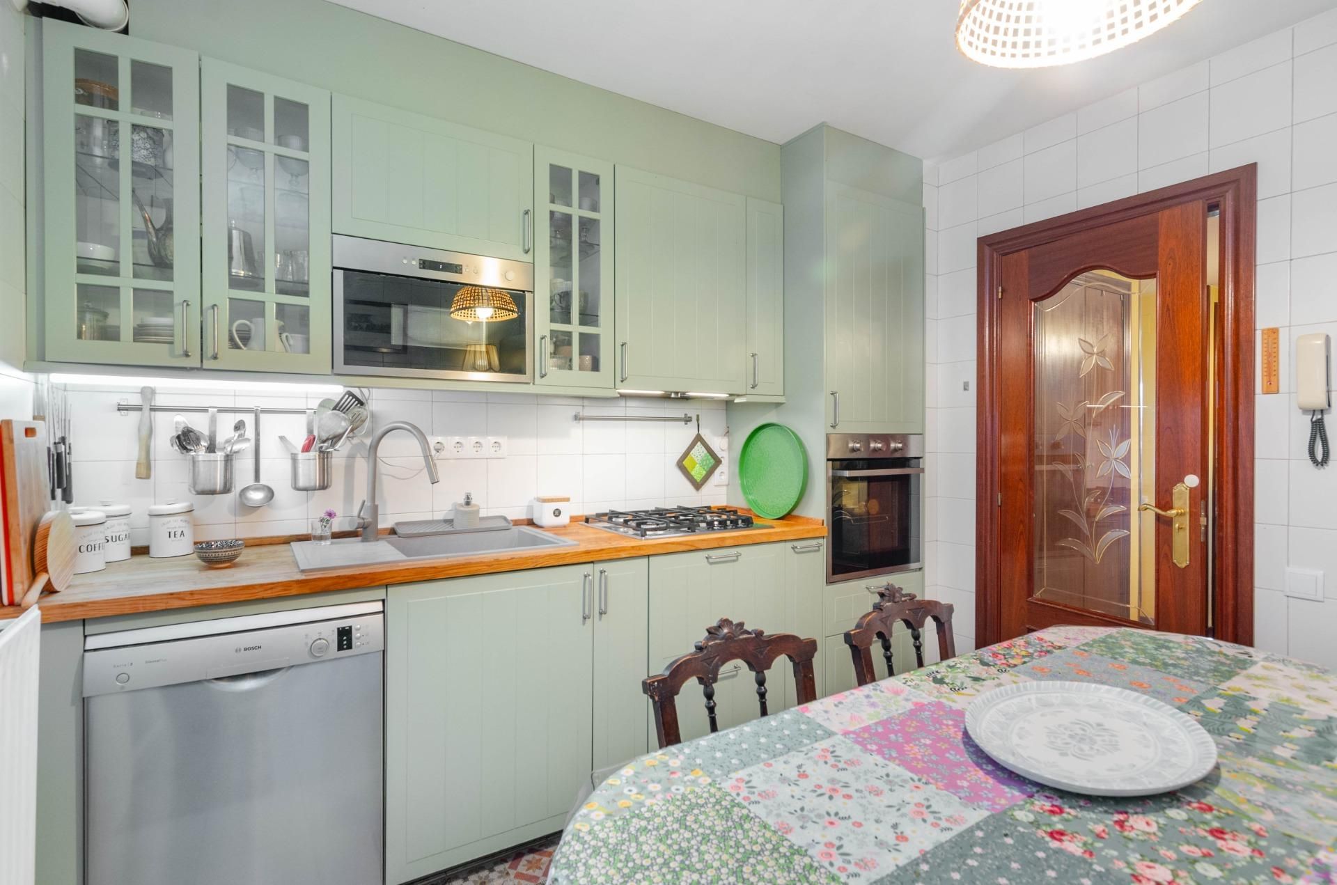 Cuina de Pis en venda en Oviedo  amb Calefacció i Traster