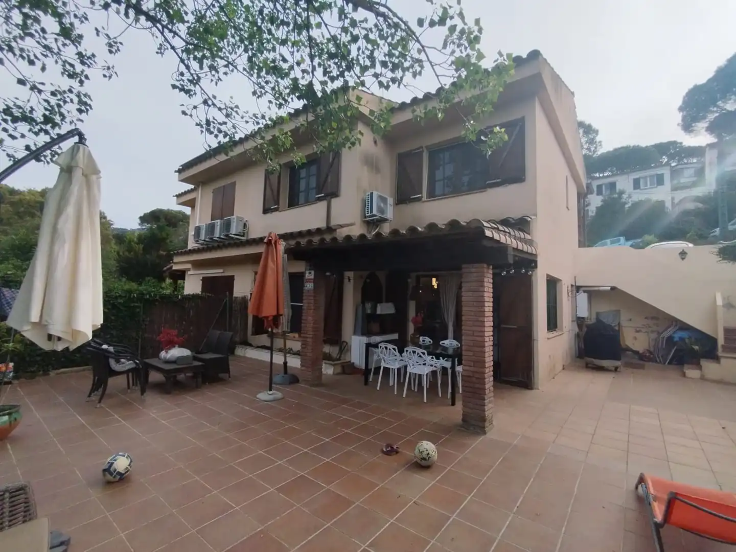 Außenansicht von Einfamilien-Reihenhaus zum Verkauf in Santa Cristina d'Aro mit Heizung und Terrasse