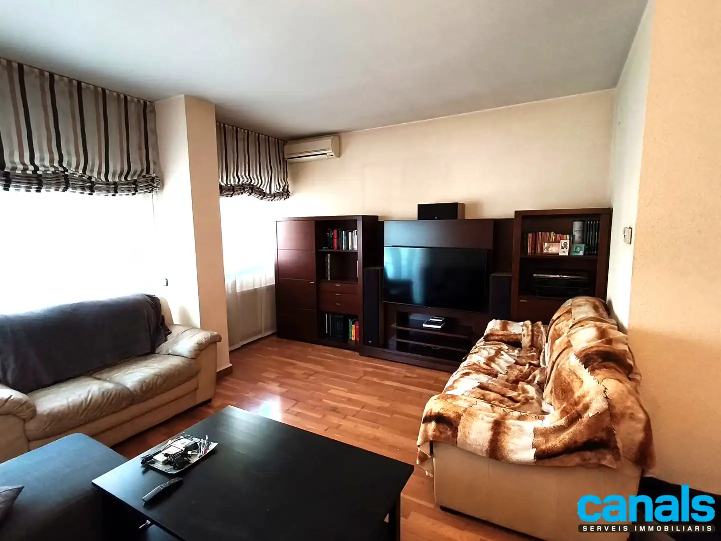Living room of Flat for sale in Cerdanyola del Vallès  with Air Conditioner, Heating and Parquet flooring