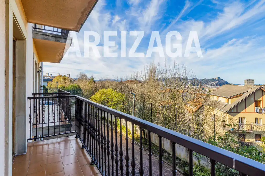 Vista exterior de Casa o xalet en venda en Donostia - San Sebastián  amb Calefacció, Jardí privat i Terrassa