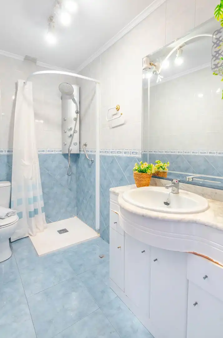 Baño de Ático en venta en Gijón  con Calefacción, Terraza y Balcón