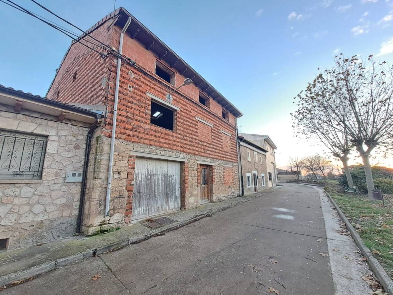 Vista exterior de Casa adosada en venda en Quintanilla Vivar amb Jardí privat