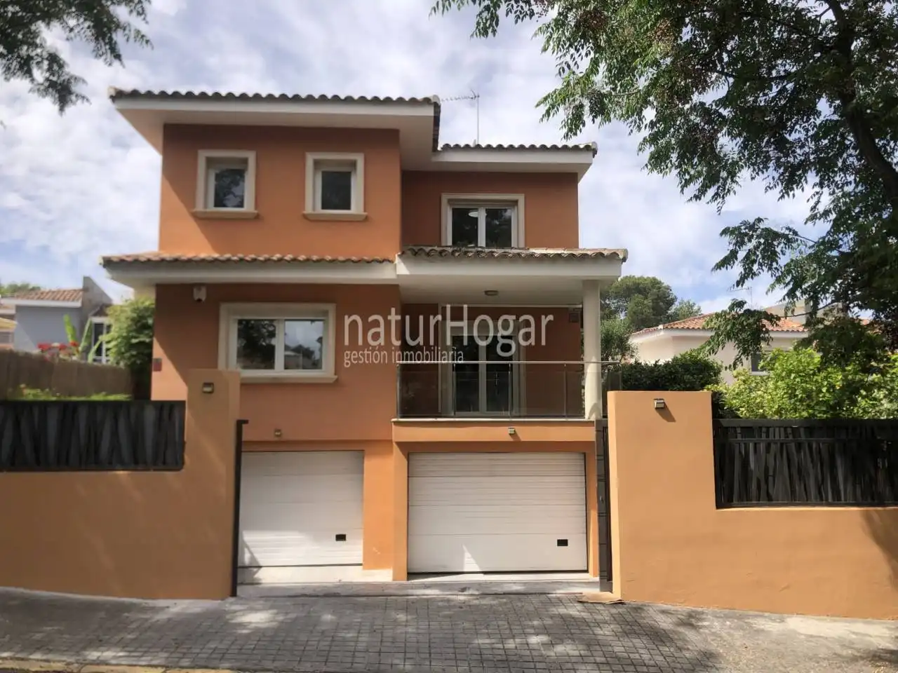 Vista exterior de Casa o xalet de lloguer en Paterna amb Aire condicionat, Calefacció i Jardí privat