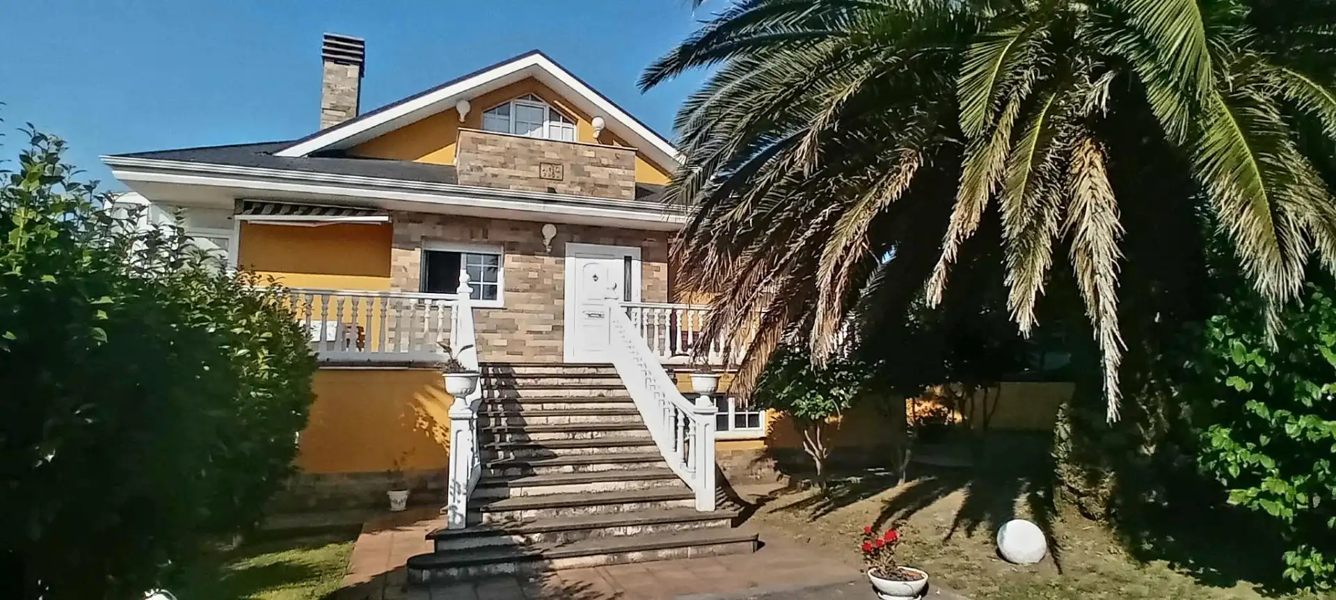 Vista exterior de Casa o chalet en venta en El Franco  con Calefacción, Jardín privado y Terraza